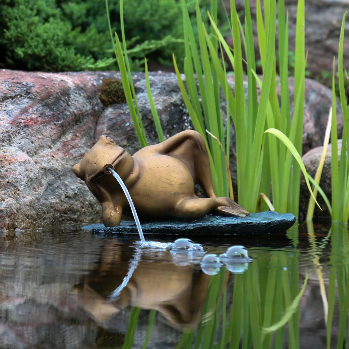 Lazy Frog on Lily Pad Spitter R7590