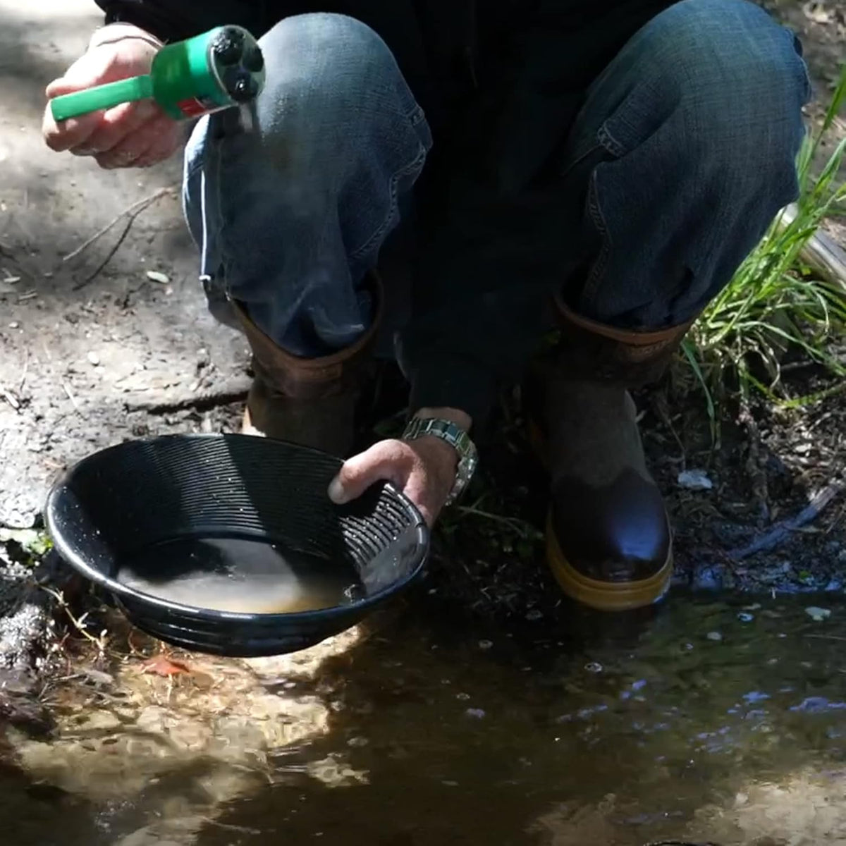Compact Gold Panning Kit with Sluice Box and 2 Classifier Pans (Black) N5219