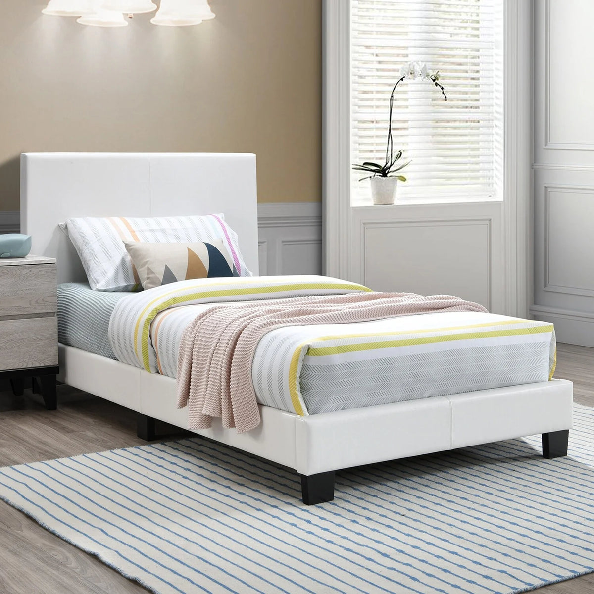 White Faux Leather Upholstered Platform Bed Queen J4250